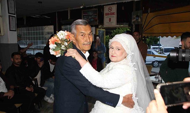 Eşine 45 yıl sonra gelinlik giydirdi, gözyaşlarını tutamadı