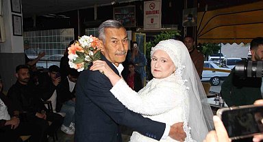 Eşine 45 yıl sonra gelinlik giydirdi, gözyaşlarını tutamadı
