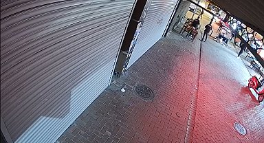 Eşini öldürüp, kızını da yaralayan adamın etkisiz hale getirildiği görüntüler ortaya çıktı