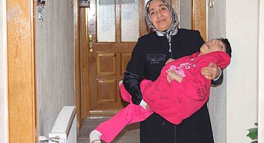 Eşinin "Ne haliniz varsa görün" diyerek terk ettiği kadın 33 yıldır engelli kızına tek başına bakıyor