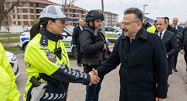 Eskişehir Valisi Hüseyin Aksoy Polis Uygulama Noktasını ziyaret etti