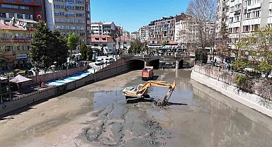 Eskişehir'de gondolların dolaştığı yerde kamyonlar gezdi, susuz Porsuk'u gören turistler şaşkınlık yaşadı