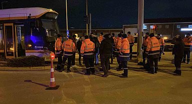Eskişehir'de kamyon tramvaya çarptı: Seferler aksadı