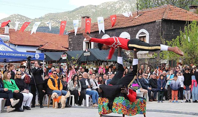 Etiyopya Akrobasi Grubu Yeşilüzümlü Festivali'nde nefes kesti