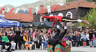 Etiyopya Akrobasi Grubu Yeşilüzümlü Festivali'nde nefes kesti