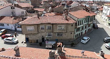 Evden atılan yaşlı adamın yüzü İHA'nın haberinden sonra güldü