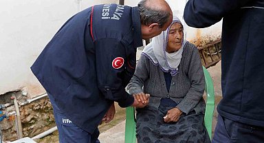 Evleri yanan genç kız gözyaşlarını tutamadı, yaşlı kadını itfaiye eri elini tutarak teselli etti