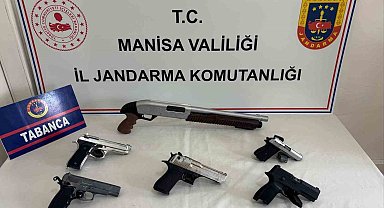 Evlerinde ruhsatsız tüfek ve tabancalarla yakalandılar