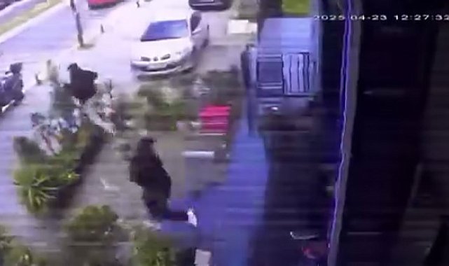 Eyüpsultan'da deprem anı: Berberden kendilerini dışarı attılar