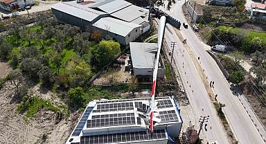 Fabrika üstüne yıkılan rüzgar gülü kanadı dronla görüntülendi