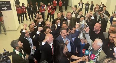 Faruk Çelik ve Mustafa Bozbey şampiyonluk kupasını birlikte kaldırdı