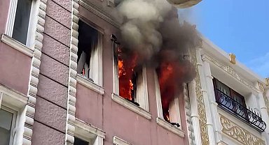 Fatih'te apartta çıkan yangında 2 kişi kurtarıldı