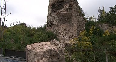 Fatih'te deprem esnasında sur duvarından dev parça düştü: Faciadan dönüldü