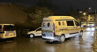 Fatih'te tartıştığı kişiyi bıçakla yaralayan şahıs, polise de saldırmak istedi