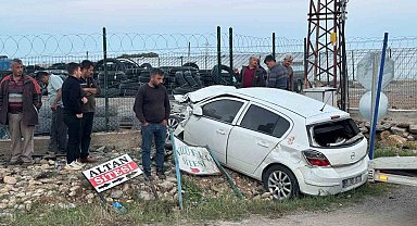 Feci kaza kamerada: Hızla gelen otomobil dönen kamyonete çarptı