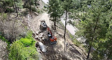 Feke'de mezarlık alanında yol çalışması