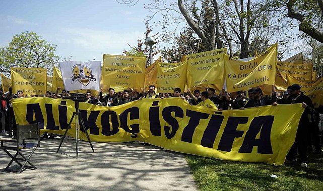 Fenerbahçe Divan Toplantısı sırasında bir grup taraftardan yönetime tepki