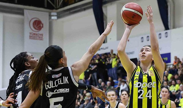 Fenerbahçe Opet, yarı final serisinde 1-0 öne geçti
