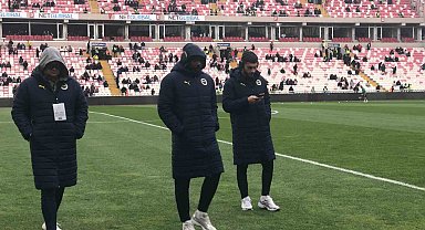 Fenerbahçeli futbolcular ve Jose Mourinho'dan zemin kontrolü