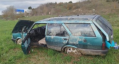 Fiat-Tofaş marka otomobil tarlaya yuvarlandı: 3 yaralı