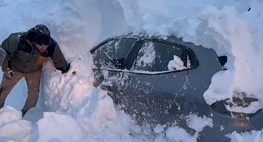 Film sahnelerini aratmayan kurtarma çalışması: Tonlarca ağırlıktaki kar kütlesinin altında kalan otomobil böyle çıkarıldı