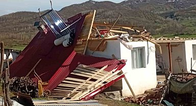 Fırtına çatıları uçurdu, hasar tespit çalışmaları başladı