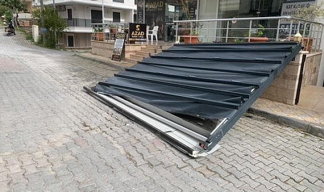 Fırtınanın uçurduğu tentenin altında kalmaktan saniyelerle kurtuldu