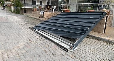 Fırtınanın uçurduğu tentenin altında kalmaktan saniyelerle kurtuldu
