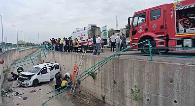 Fren yerine gaza basınca araç su kanalına uçtu: 2 yaralı