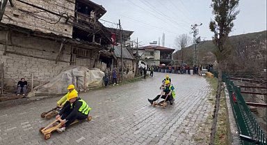 Fren yok, heyecan çok, geleneksel tahta araba yarışı nefesleri kesti