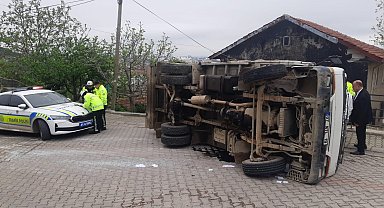 Freni boşalan kamyonet devrildi: 1 yaralı