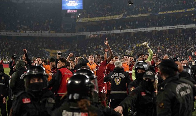 Galatasaray, derbi galibiyetini taraftarıyla kutladı