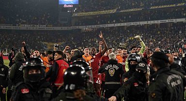 Galatasaray, derbi galibiyetini taraftarıyla kutladı