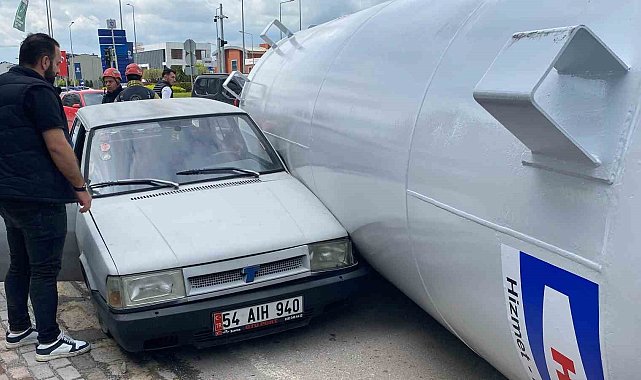 Gaz tankeri yola düştü, iki otomobile çarptı