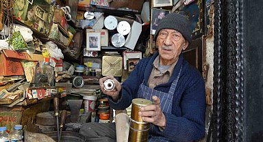 Gaziantep'in 86 yaşındaki teneke ustası, 66 yıldır mesleğini icra ediyor