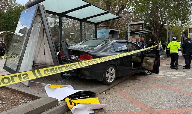 Gaziantep'te kontrolden çıkan otomobil, otobüs durağına daldı: 5 yaralı