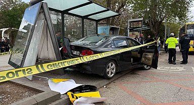 Gaziantep'te kontrolden çıkan otomobil, otobüs durağına daldı: 5 yaralı