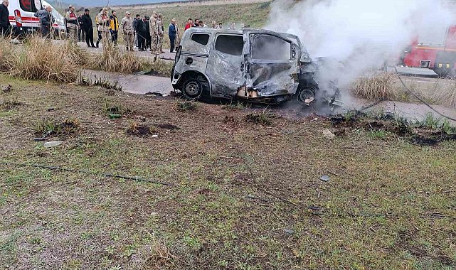 Gaziantep'te otomobille çarpışan hafif ticari araç alev topuna döndü: 2 ölü, 2 yaralı
