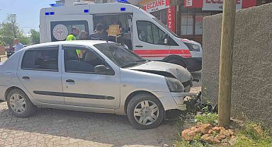 Gaziantep'te virajı alamayan otomobil duvara çarptı: 5 yaralı