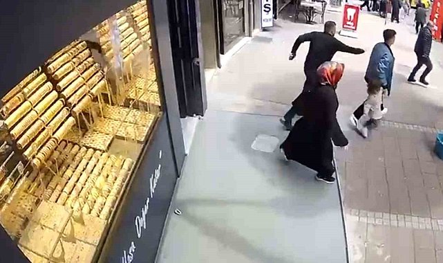 Gaziosmanpaşa'da deprem paniğiyle aşağı atlamak istedi: Vatandaşların "atlama" çığlıkları kameraya yansıdı