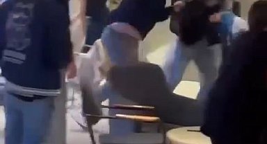 Gençler kahvecide tekme tokat birbirine saldırdı; o anlar kamerada