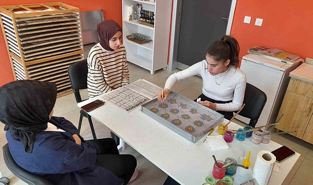 Gençlere "Ebru ve El Sanatları Kursu" düzenlendi