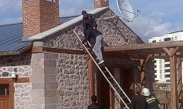Gençlerin çatıya çıkma şakası korkuya döndü