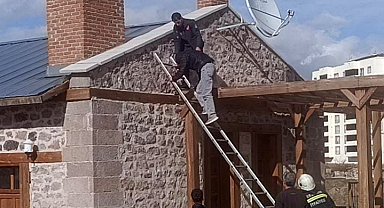 Gençlerin çatıya çıkma şakası korkuya döndü