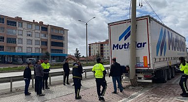 Geri manevra yapan tır direğe çarptı, kaza anı kamerada