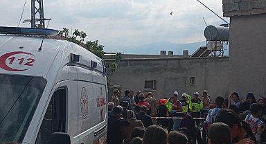 Geri manevra yaptı, 5 aylık hamile eşini ezdi: Genç kadın hayatını kaybetti