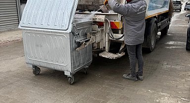 Germencik Belediyesi çöp konteynerlerini ilaçlıyor