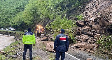 Giresun'da heyelan: Yol trafiğe kapatıldı