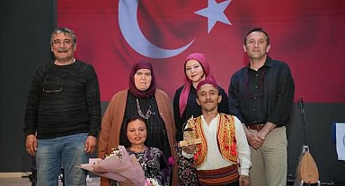 Gömeç'te engelli oyuncular minik kalplere tiyatro ile dokundu
