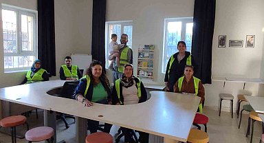 Gönüllü ekip köy okuluna kütüphane kazandırdı